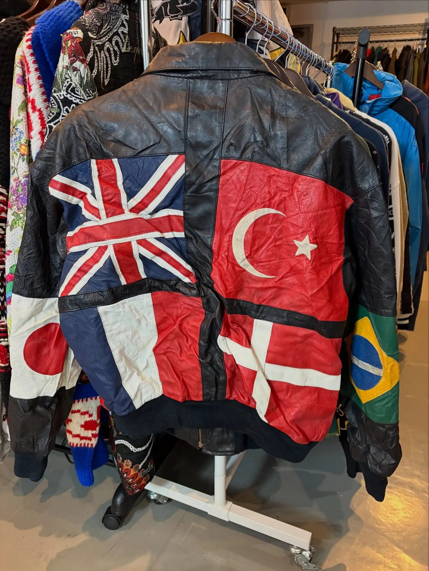 【商品紹介】PHASES マルチフラッグ レザージャケット ...