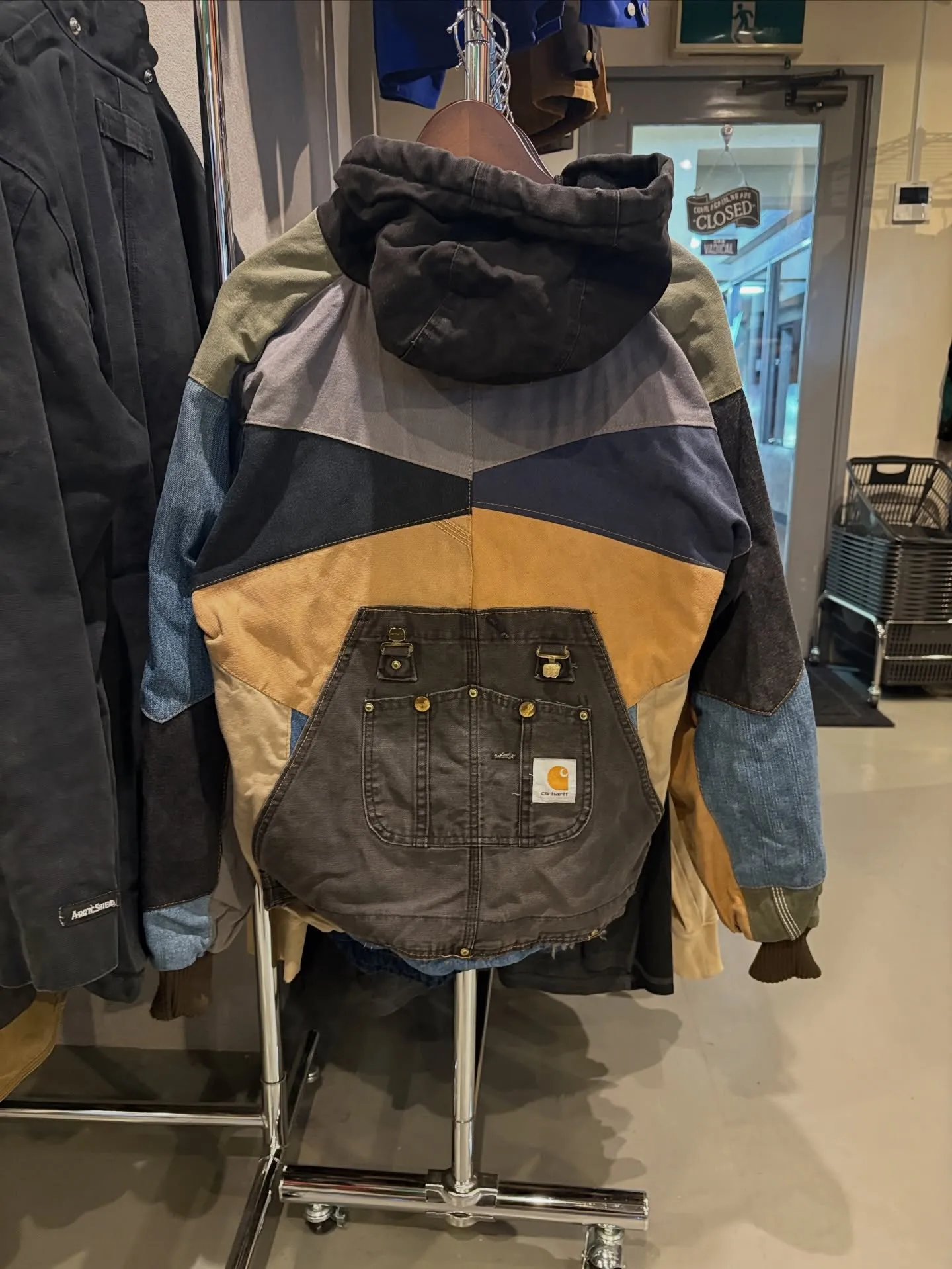【商品紹介】Carhartt リメイク パッチワーク フーデ...